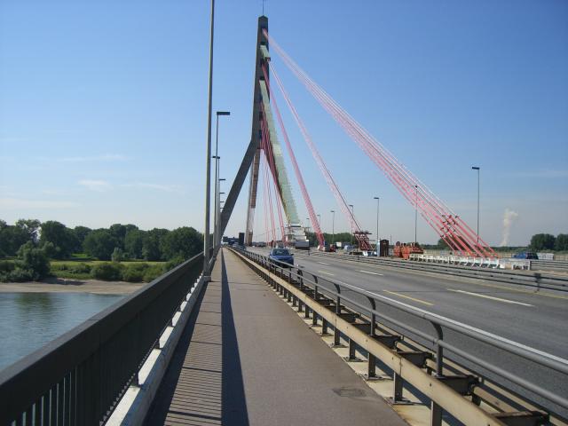 Brücke über den Rhein bei Düsseldorf